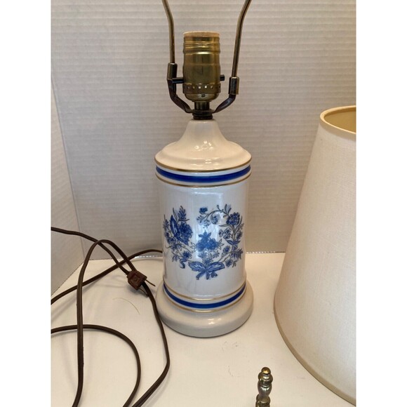 Vintage 1970's Blue Floral Lamp complete with shade excellent Country Cabin - Picture 6 of 8